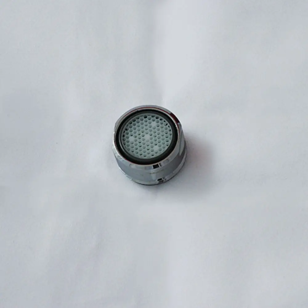 Runder Luftsprudler aus Metall mit einem Gittermuster in der Mitte. Typisch für Kludi-Armaturen zur Wasserregulierung in Küchen oder Badezimmern.